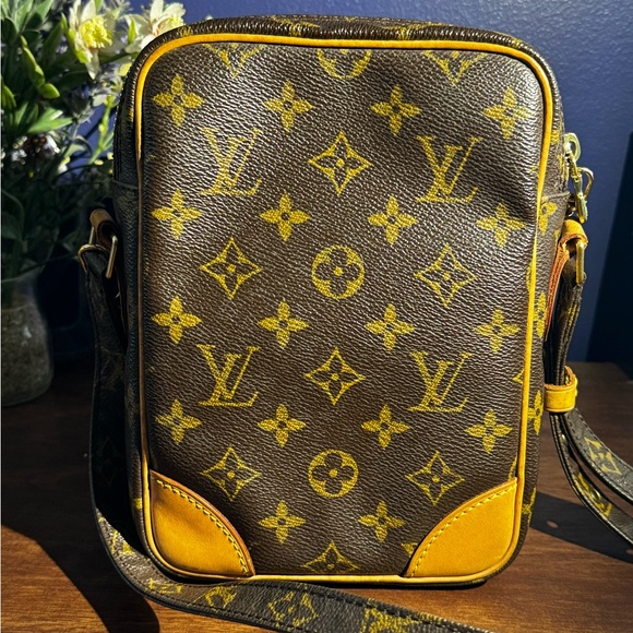 Vintage (2005) Louis Vuitton Monogram Amazone- EUC- Unisex- RARE- COA included - Picture 4 of 10